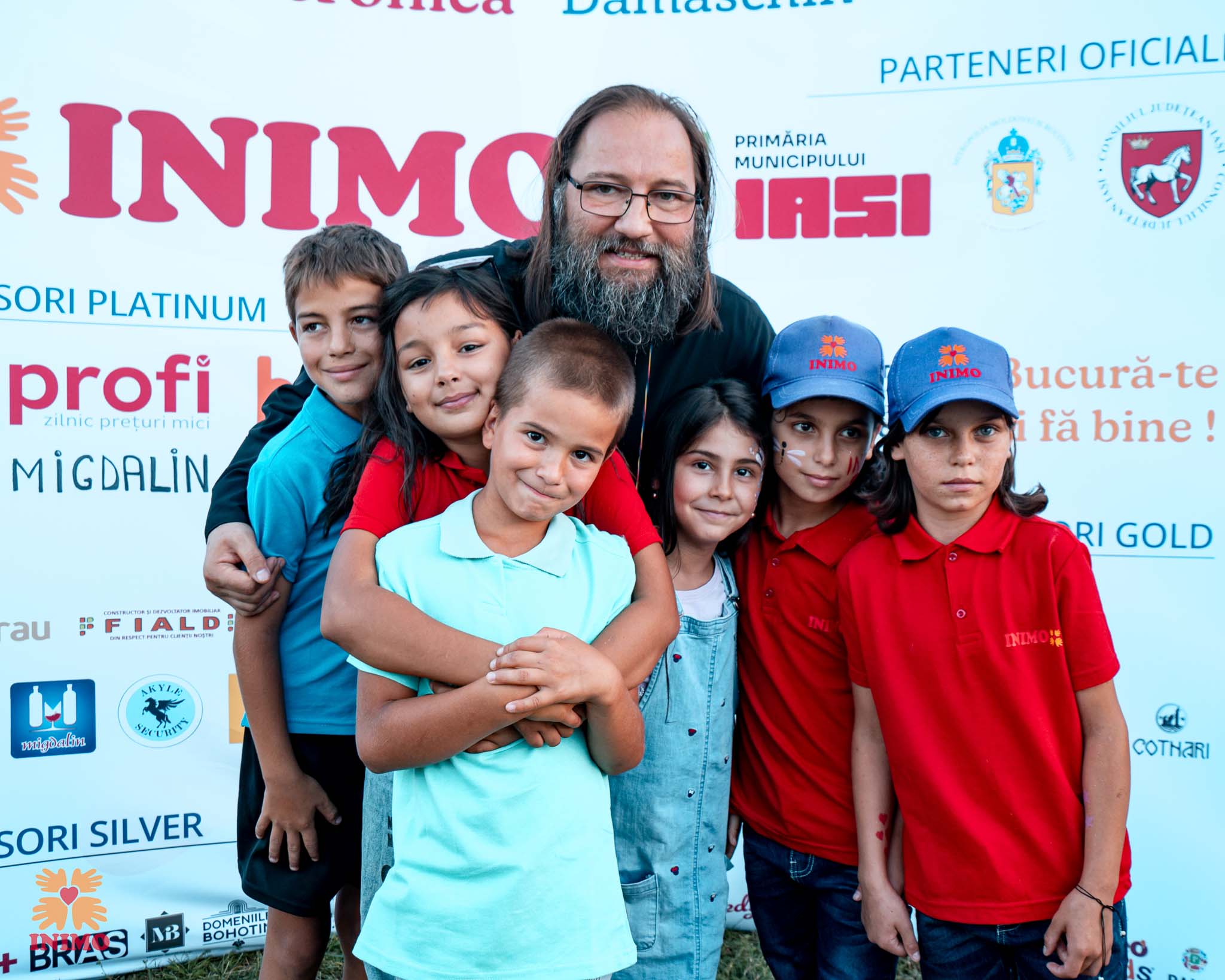 Părintele Dan Damaschin alături de copii la INIMO